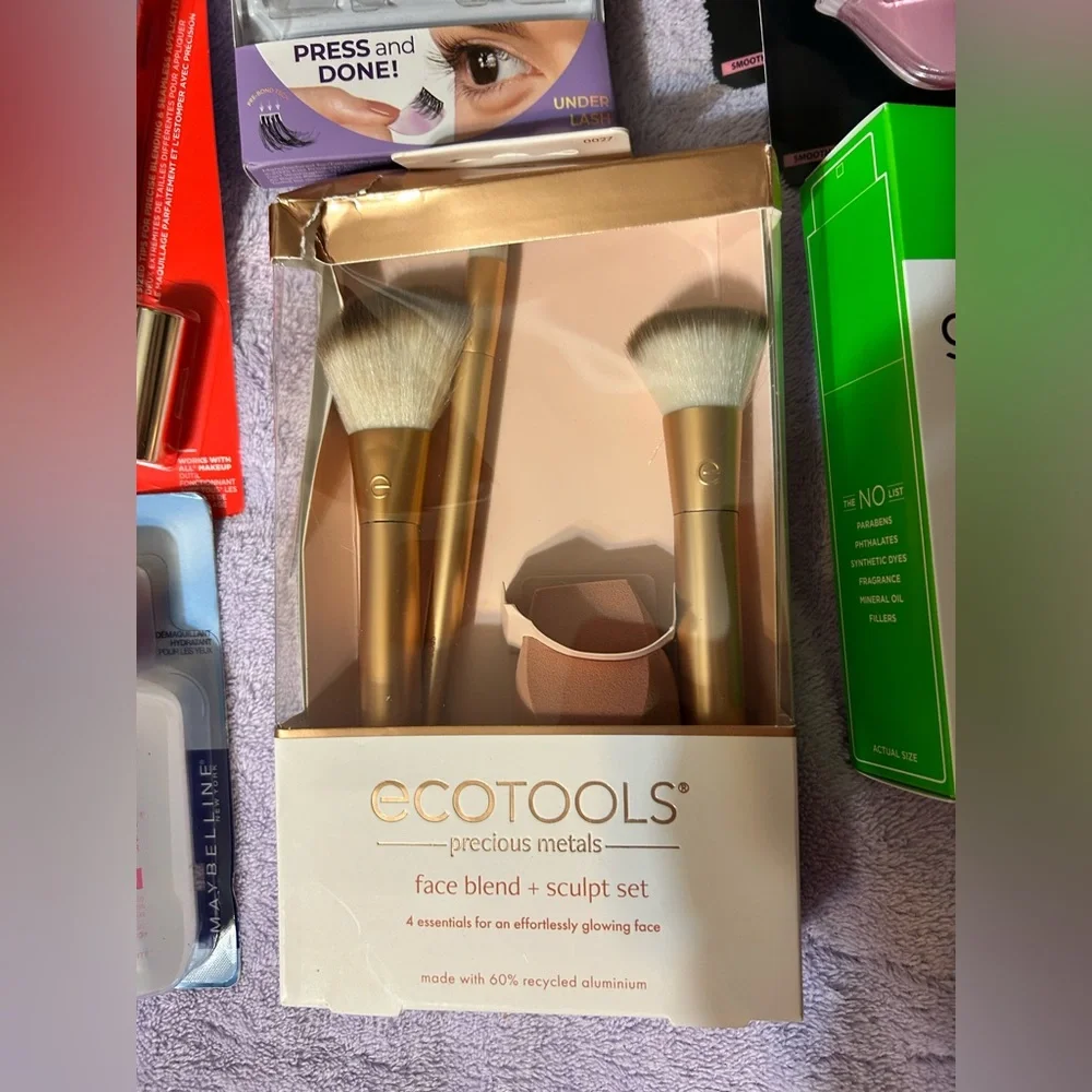 Skincare & Eyelash Bundle - B4 - Picture 5 of 6